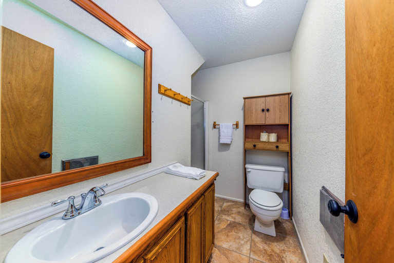 Bathroom 3, Blue Spruce Cabin, Lincoln