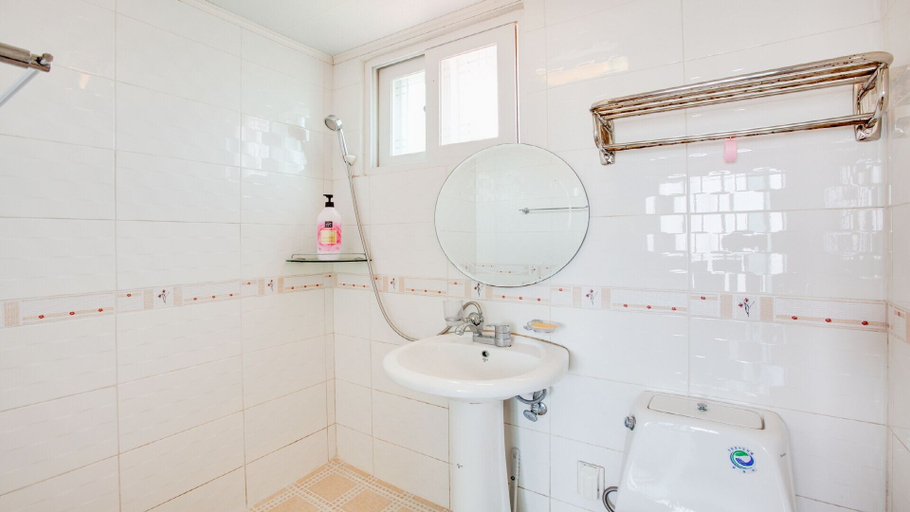 Bathroom 3, Taean Vellise Pension, Taean