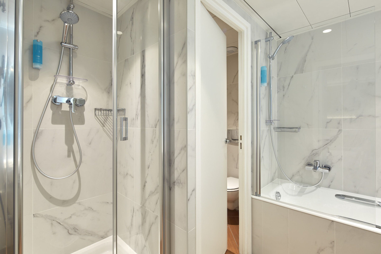 Bathroom 4, Hôtel Le Royal, Paris