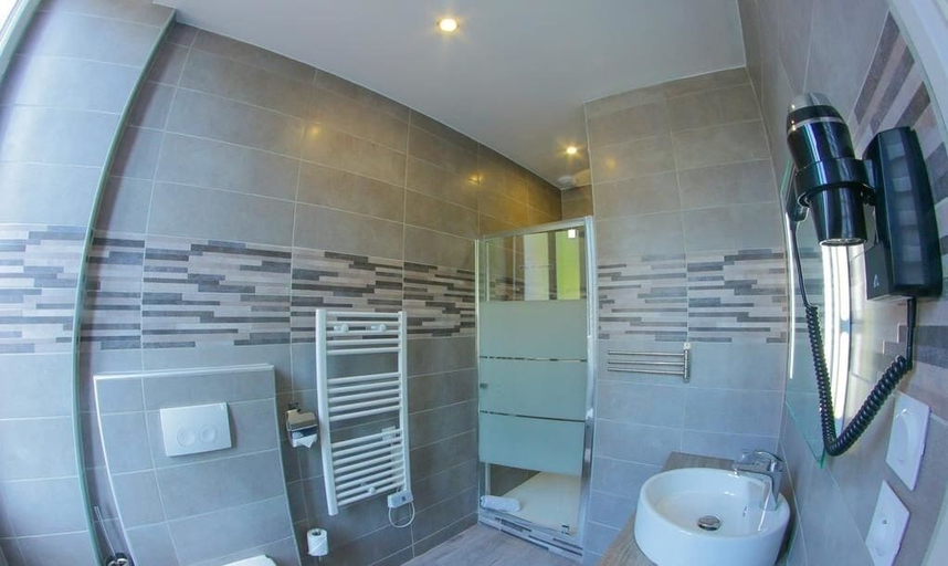 Bathroom 4, Hotel des 2 Nations, Haute-Garonne
