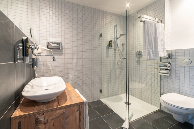 Bathroom 4, Binders Budget City Mountain Hotel, Innsbruck