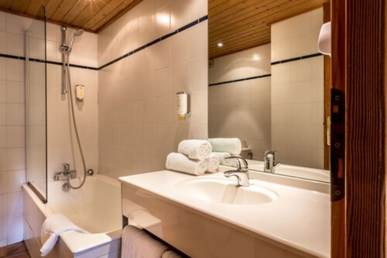 Bathroom 3, Les Crêtes Blanches, Savoie