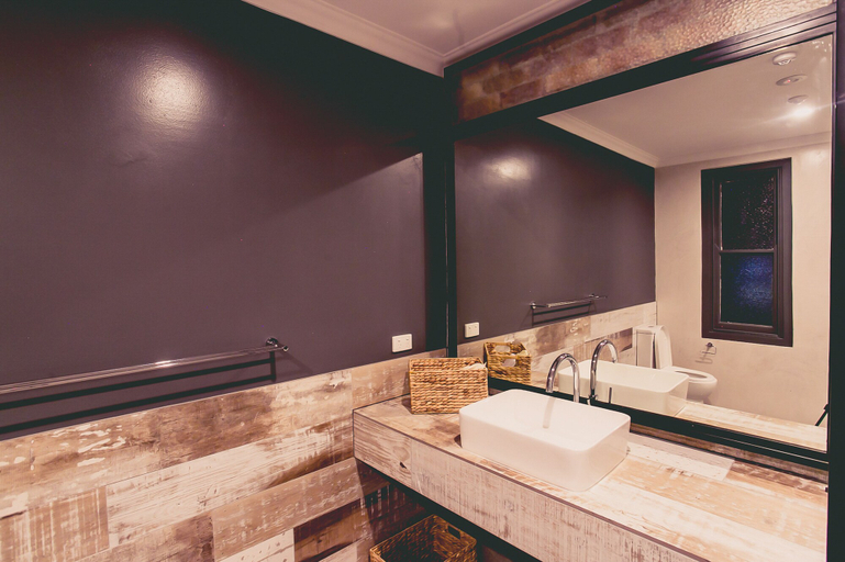Bathroom 5, The Greenroof, Newcastle - Throsby