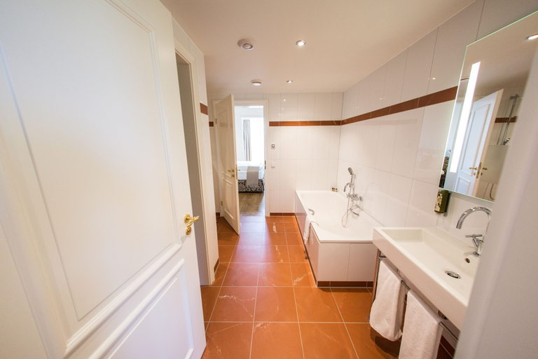 Bathroom 5, Hotel Schloss Leitheim, Donau-Ries