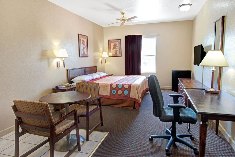 Bedroom 5, Super 8 by Wyndham St. Louis Airport, Saint Louis