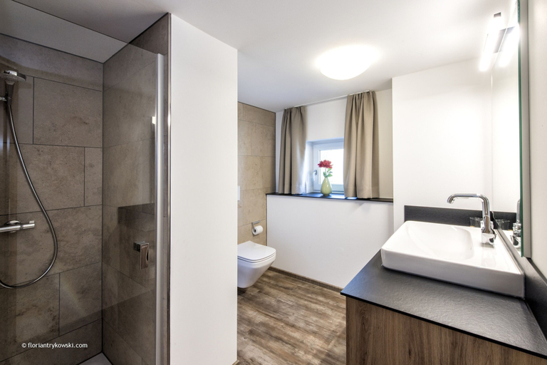 Bathroom 5, Übernachten in der Tenne, Nürnberg