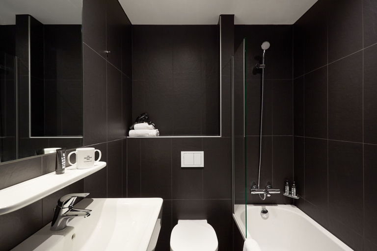Bathroom 3, The Social Hub Amsterdam West 4, Amsterdam