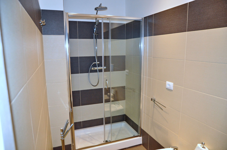 Bathroom 5, Dea Roma Inn, Rome
