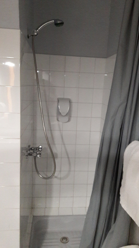 Bathroom 5, Chez Nous, Aude