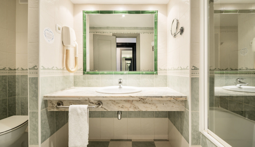 Bathroom 5, Hotel ILUNION Las Lomas, Badajoz
