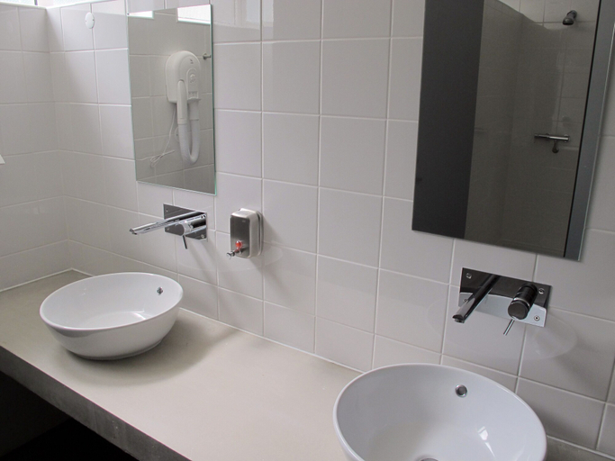 Bathroom 5, Azores Youth Hostels - Santa Maria, Vila do Porto