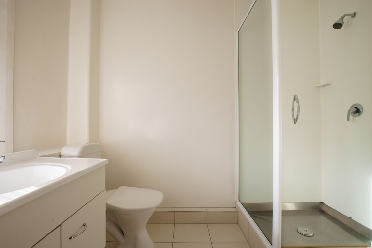 Bathroom 4, Kiwi International, Waitakere