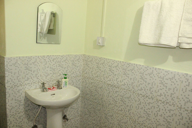 Bathroom 4, Fearless Cloud, Kangra