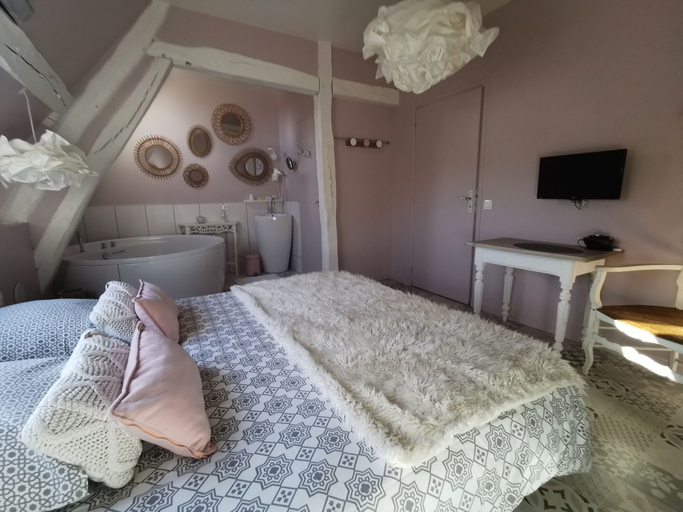 Bedroom 5, La Cour d'Hortense, Somme
