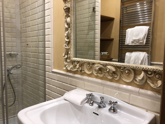 Bathroom 4, Castello Vicchiomaggio, Florence