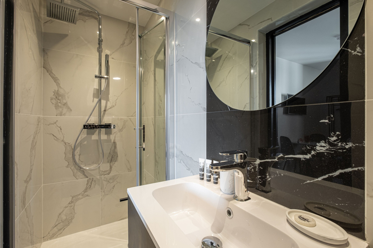 Bathroom 3, Mijo's Appartements Hôtel, Val-de-Marne