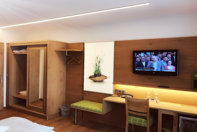 Bedroom 3, Hotel Am Wiesenhang - Garni, Garmisch-Partenkirchen