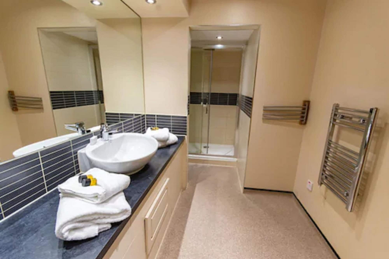 Bathroom 3, The Great Hallingbury Manor, Essex