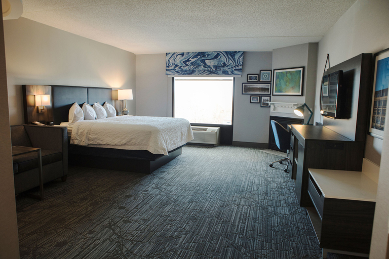 Bedroom 3, Hampton Inn Easton, Northampton