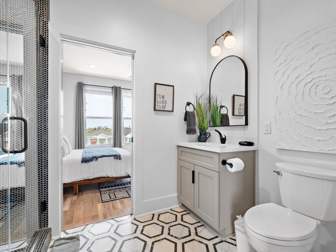 Bathroom 4, Sandy Bottoms, Galveston