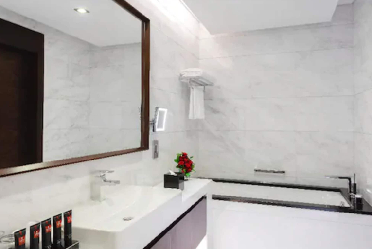 Bathroom 5, Renaissance Business Bay Hotel, Dubai, Dubai