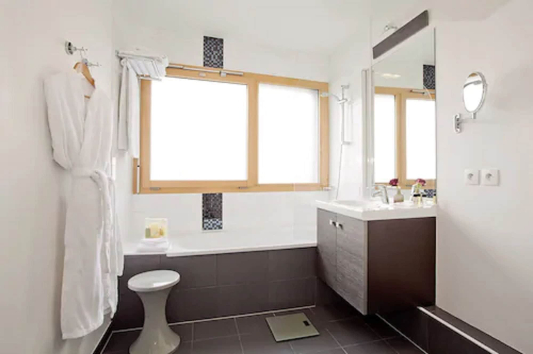 Bathroom 4, Residhome Paris Issy-les-Moulineaux, Hauts-de-Seine