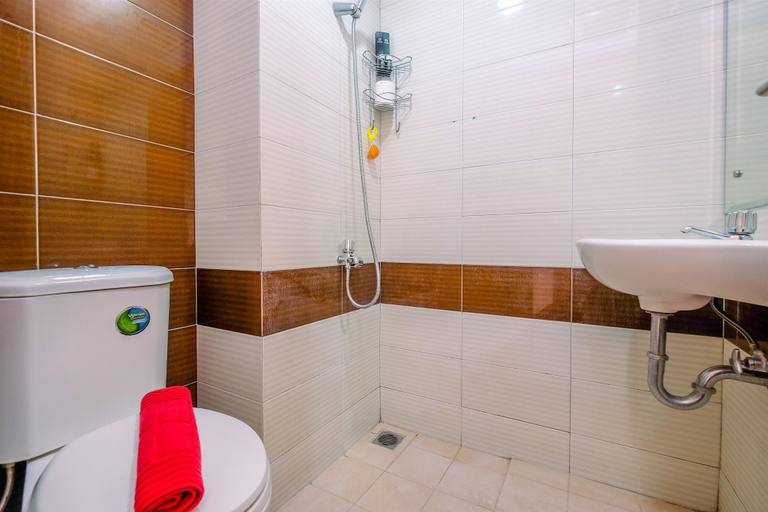 Bathroom 3, Comfort and Simply Studio Apartment at Margonda Residence 3, Depok