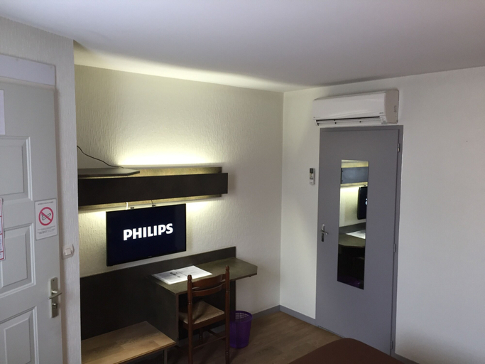 Others 5, Hôtel Marjolaine, Charente