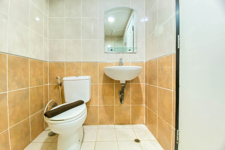 Bathroom 5, Fancy and Nice Studio at Tamansari Sudirman Apartment By Travelio, Jakarta Selatan