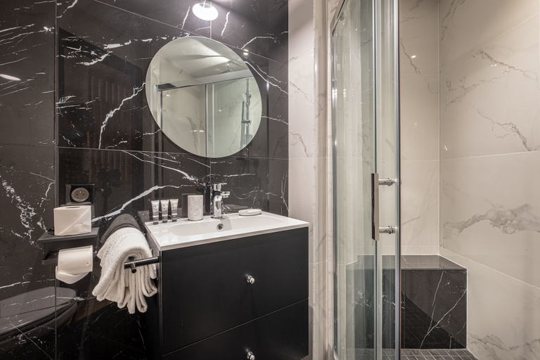 Bathroom 3, Mijo's Appartements Hôtel, Val-de-Marne
