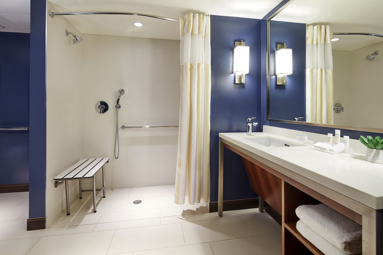Bathroom 5, Hilton Garden Inn Waikiki Beach, Honolulu