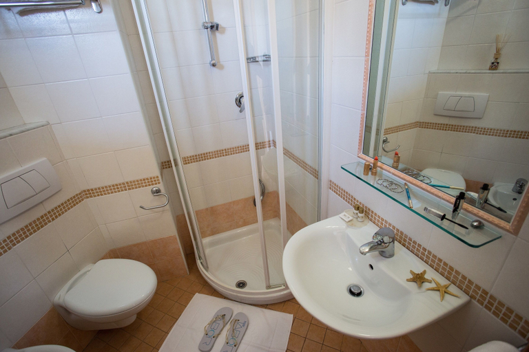 Bathroom 3, Hotel Tabor, Rimini