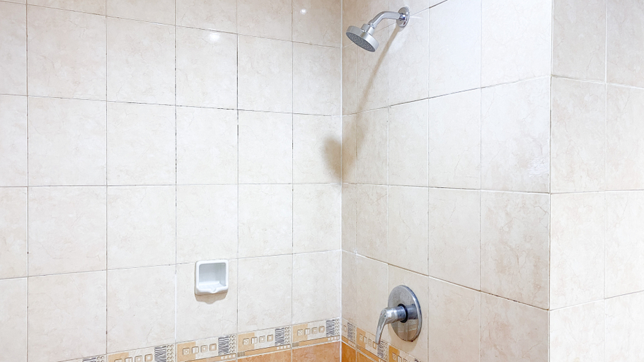 Bathroom 5, Homey and Nice 2BR at City Home Gading Riverview (MOI) Apartment By Travelio, Jakarta Utara