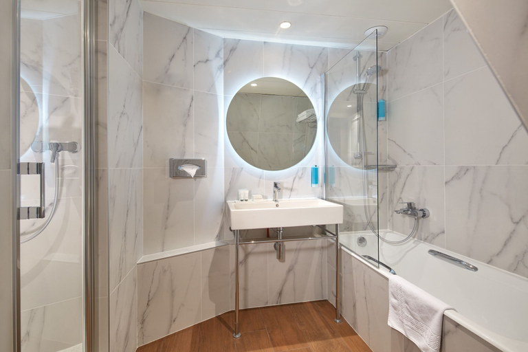 Bathroom 4, Hôtel Le Royal, Paris