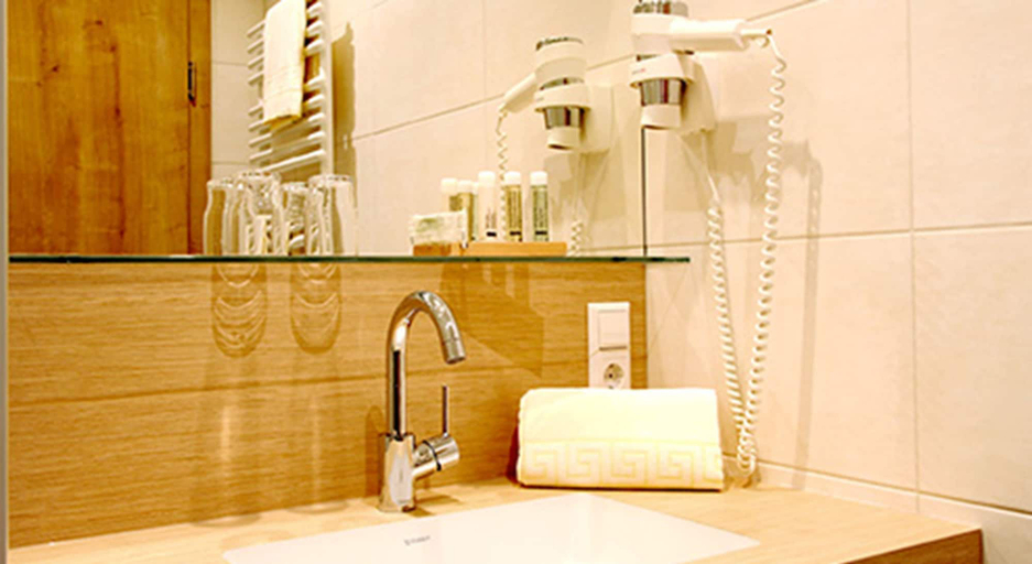 Bathroom 5, Hotel Restaurant Pension Krone Post, Emmendingen