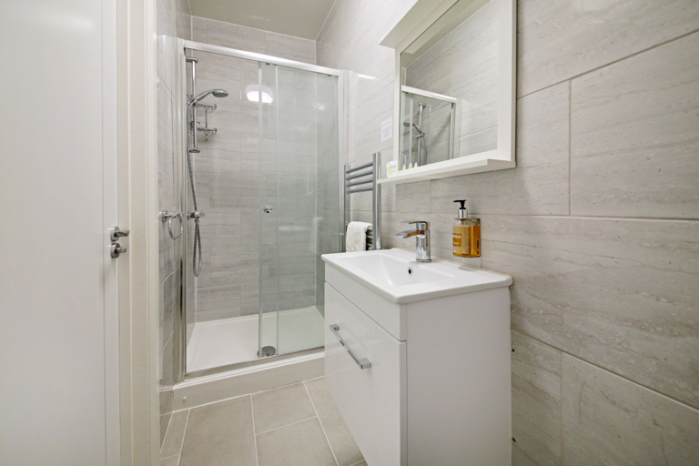 Bathroom 4, Imperial Guest House, London