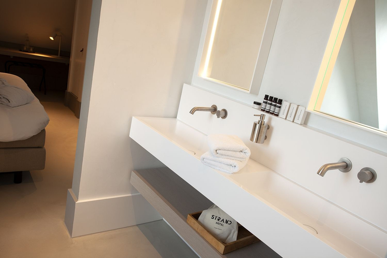 Bathroom 5, Strandhotel, Sluis