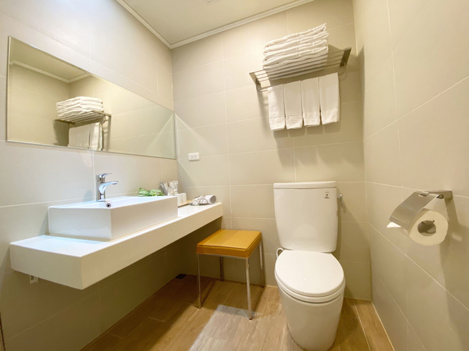 Bathroom 3, Fengjia Gold Hotel, Taichung
