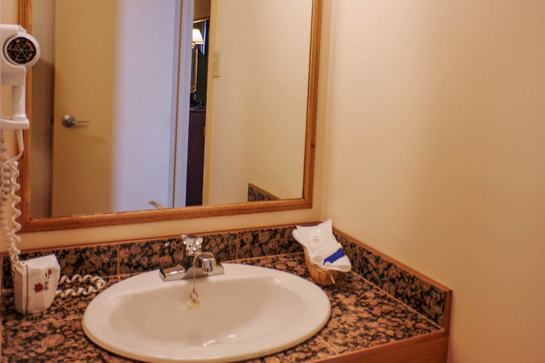 Bathroom 4, Rodeway Inn, La Côte-de-Gaspé