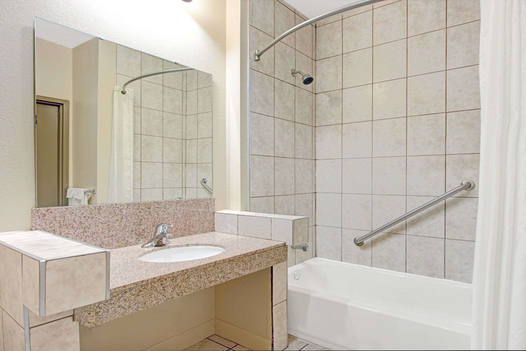 Bathroom 4, Super 8 by Wyndham St. Louis Airport, Saint Louis