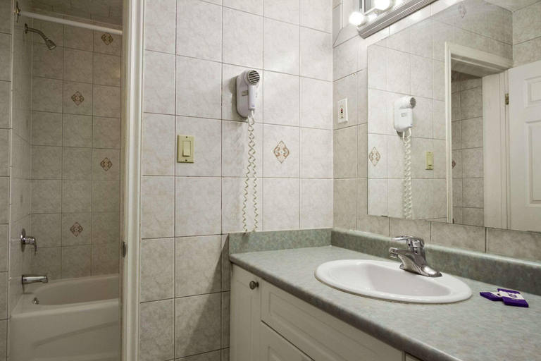 Bathroom 3, Knights Inn Burlington, ON, Halton