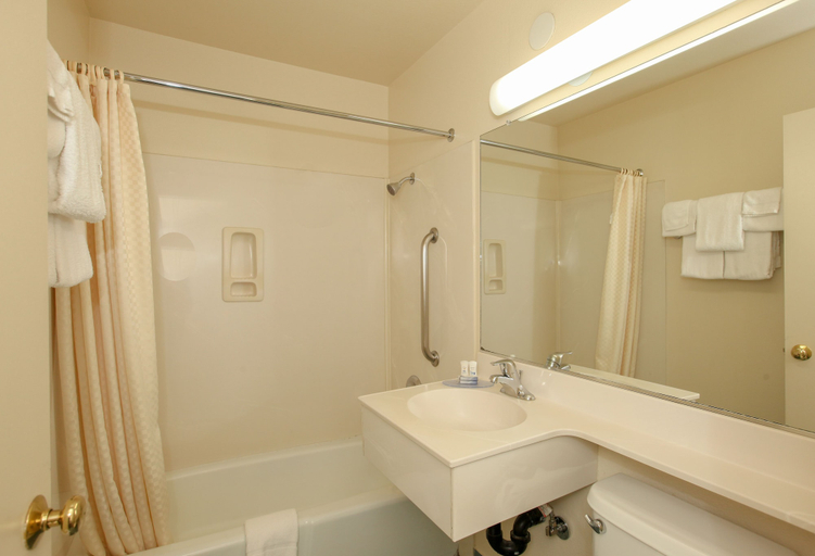 Bathroom 3, Highland Country Inn, Coconino