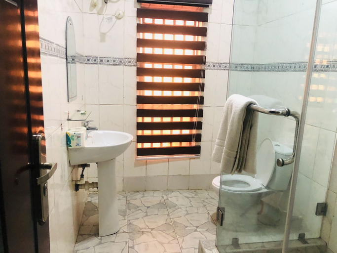Bathroom 3, Mayors & Diplomat Suites Opebi, Kosofe