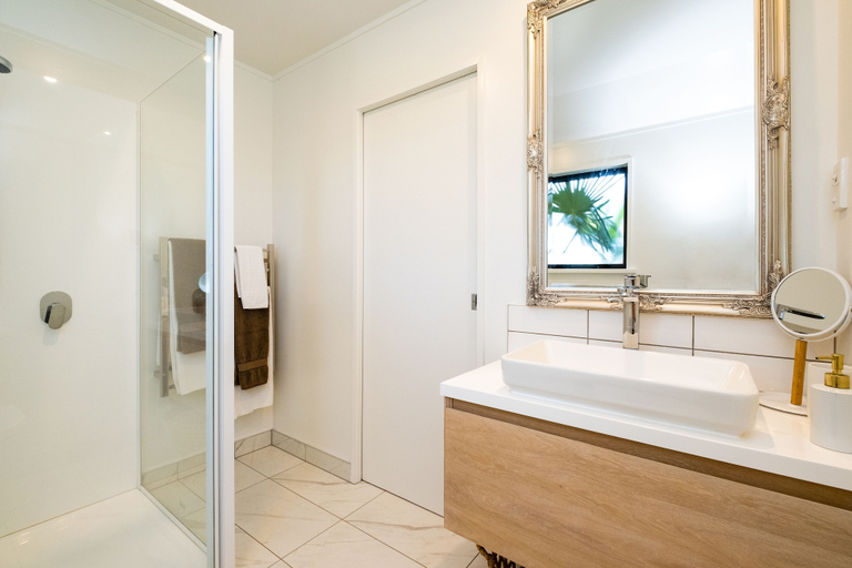 Bathroom 4, Lawn Cottages, Hastings city