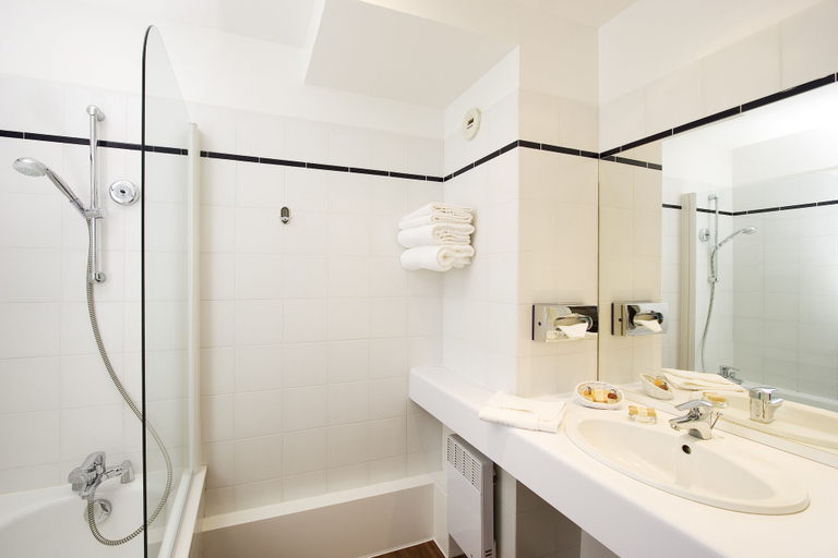 Bathroom 4, Mercure Deauville Centre Hotel, Calvados