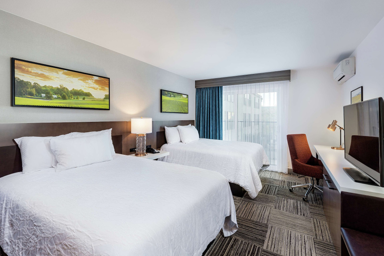 Bedroom 3, Hilton Garden Inn Davis Downtown, Yolo