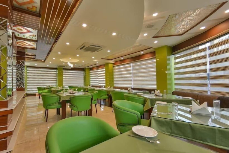 Food & Drinks, Hotel Six Seasons, Badgam