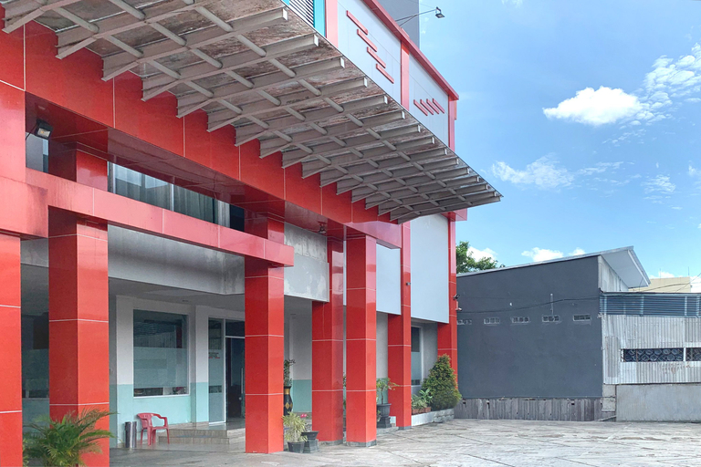 Exterior & Views, Urbanview Hotel Niraz Banjarmasin by RedDoorz, Banjarmasin