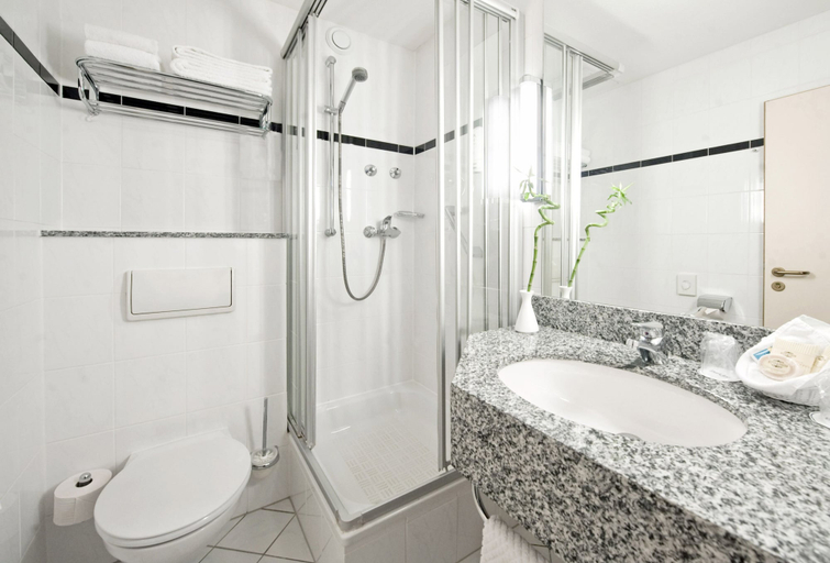 Bathroom 5, Mercure Hotel Koeln Belfortstrasse, Köln