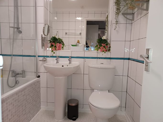 Bathroom 4, MALTING-GREEN DOOR-One Bedroom Apartment, Central Bedfordshire